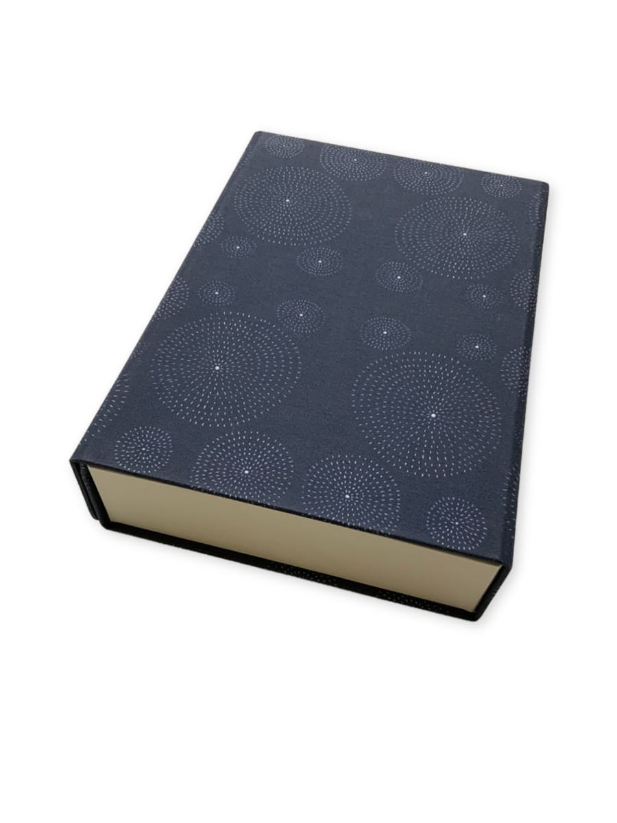 Collapsible-gift-box-stars-black-white