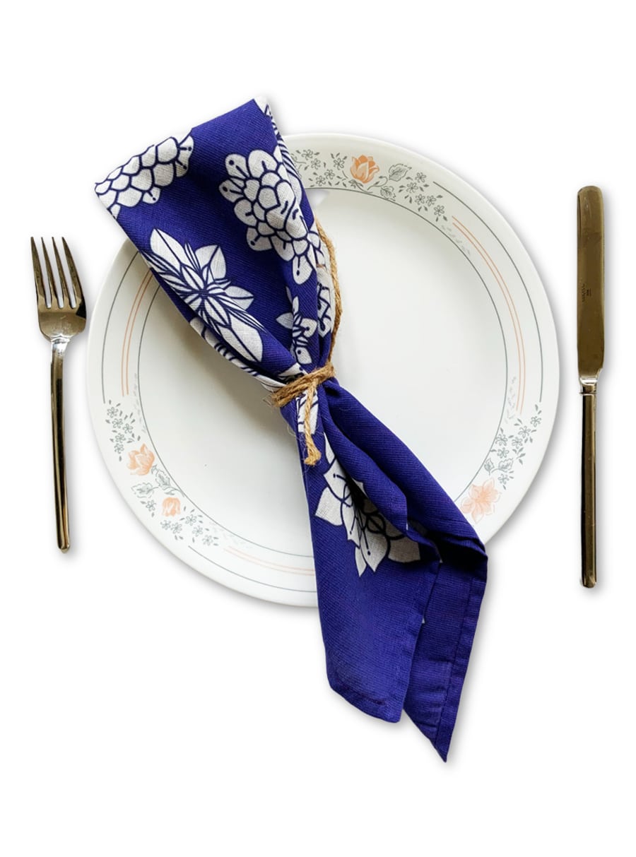 table-napkins-blue-flowers