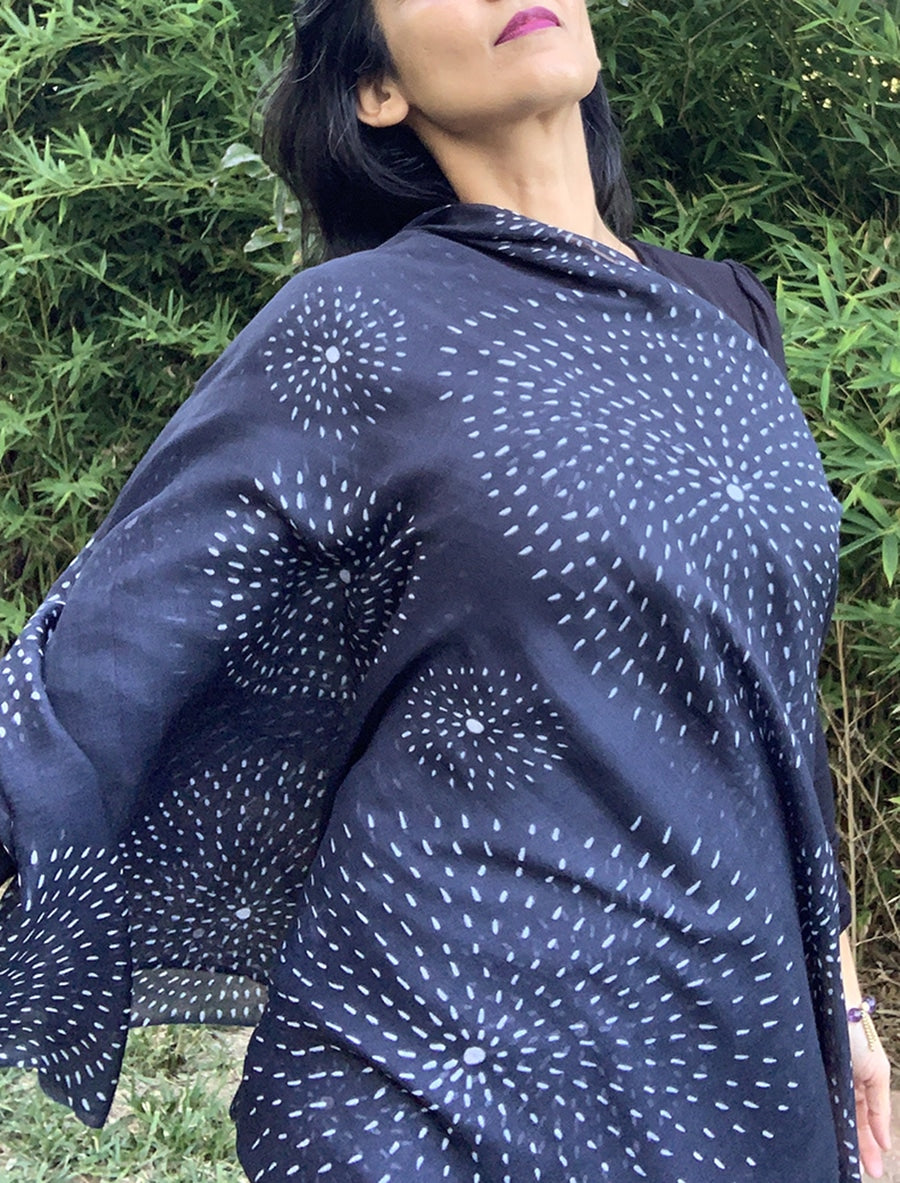 2022-scarf-stars-blackwhite-9-trim